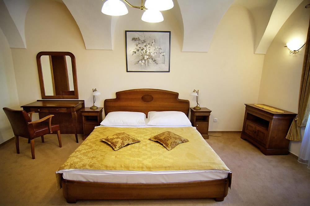 Kastiel Lucivna Hotel Ngoại thất bức ảnh